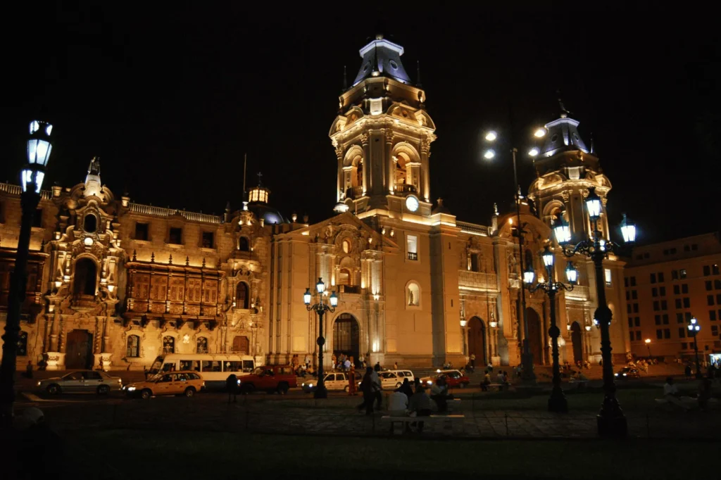 centro-de-lima-night-pextour